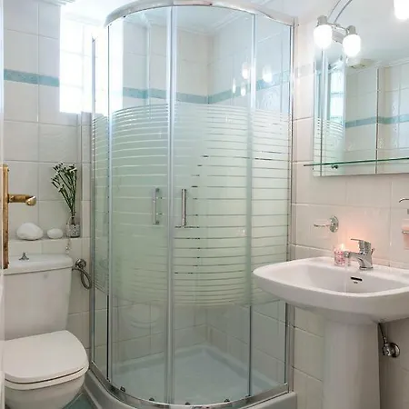 Destinesia Luxury Apt With Balcony,2min From The Sea شقة غزيلوكاسترون